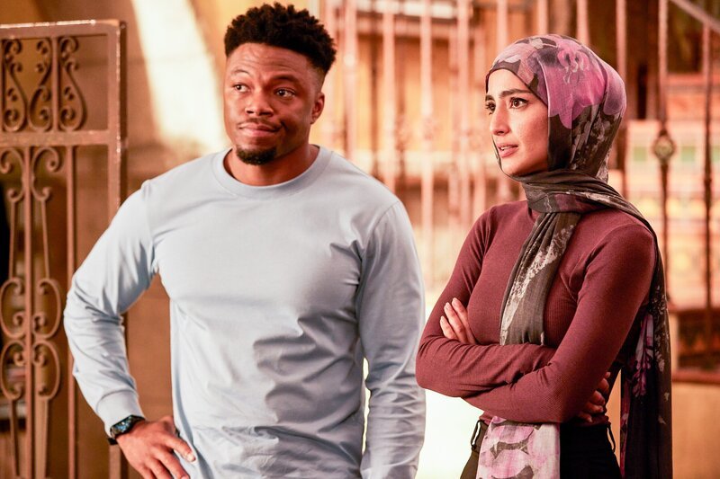 Devin Roundtree (Caleb Castille, l.); Fatima Namazi (Medalion Rahimi, r.) – Bild: ORF/​Sevenone International/​CBS/​Sara Mally