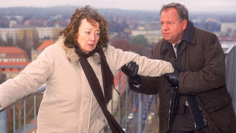Kommissar Kehler (Wolfgang Bathke) kann verhindern, dass Birgit Gehrke (Barbara Focke), die des Mordes angeklagt ist, Selbstmord begeht. – Bild: MG RTL D