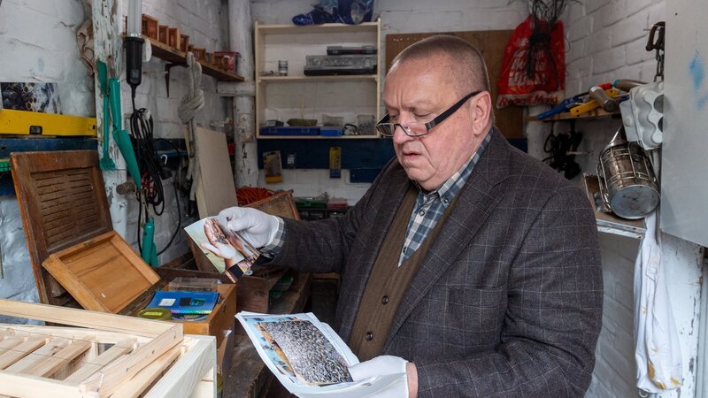 In der Wohnung des Toten Imkers Eddie Holm wurde eingebrochen. Der Einbrecher hat jedoch keine Wertsachen entwendet. Was hat der Einbrecher von Eddie Holm gewollt? Revierchef Reuter (Udo Kroschwald) sieht sich also im Schuppen des Toten um. Wird er hier fündig? Oder hat der Einbrecher doch gefunden, was er gesucht hat? – Bild: ZDF und Marc Meyerbröker