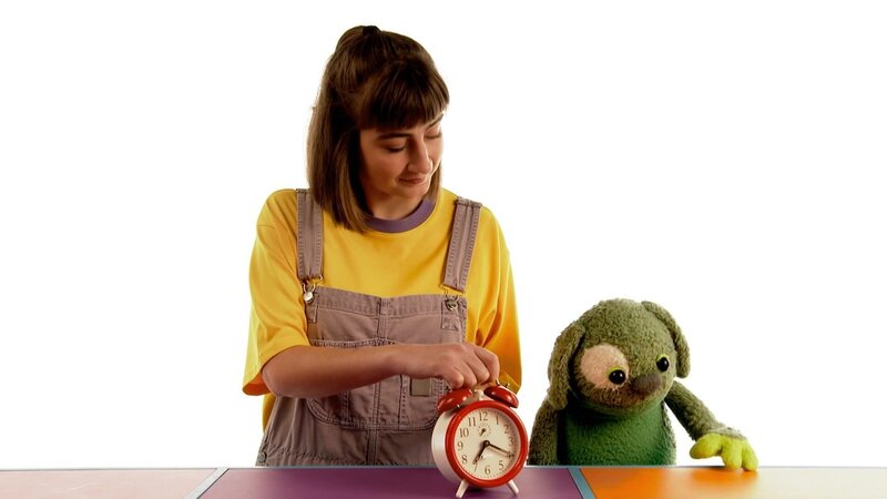 Dara (li.) und Knolle versuchen Knolles eingeschlafene Pfote aufzuwecken. Ob das wohl klappt? – Bild: WDR/​Die Sendung mit dem Elefanten