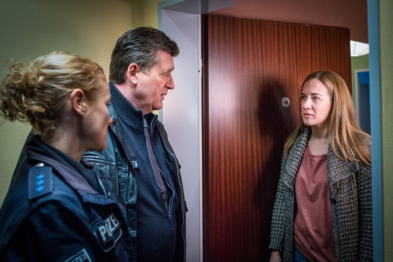 Franzi (Rhea Harder-Vennewald, l.) und Hans (Bruno F. Apitz, M.) gehen einem gemeldeten Wohnungseinbruch nach: Verena Riwa (Annina Hellenthal, r.) ist sich sicher, dass ihr Stalker in ihre Wohnung eingebrochen ist, um dort einen Strauß roter Rosen für sie zu hinterlassen. – Bild: PLURIMEDIA /​ ZDF /​ Boris Laewen