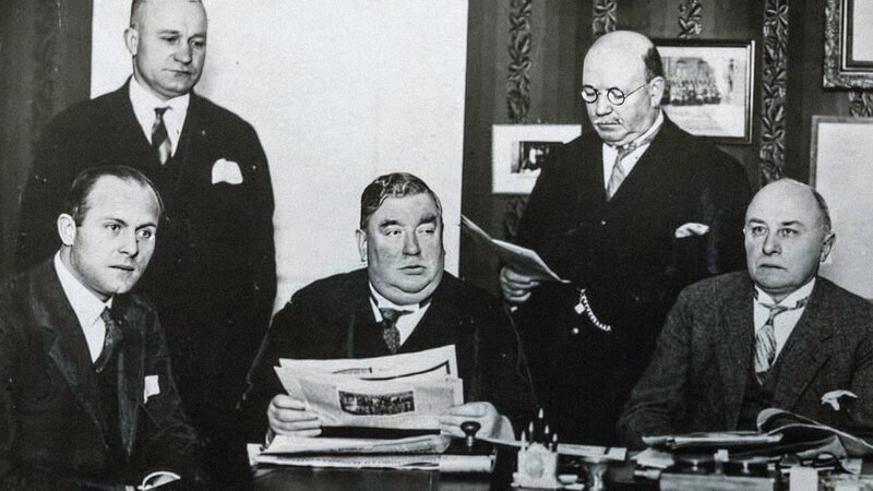 Der berühmte Leiter der Berliner Mordkommission, Ernst Gennat, im Kreise seiner Ermittler. – Bild: ZDF und Polizeihistorische Sammlung Berlin e.V.