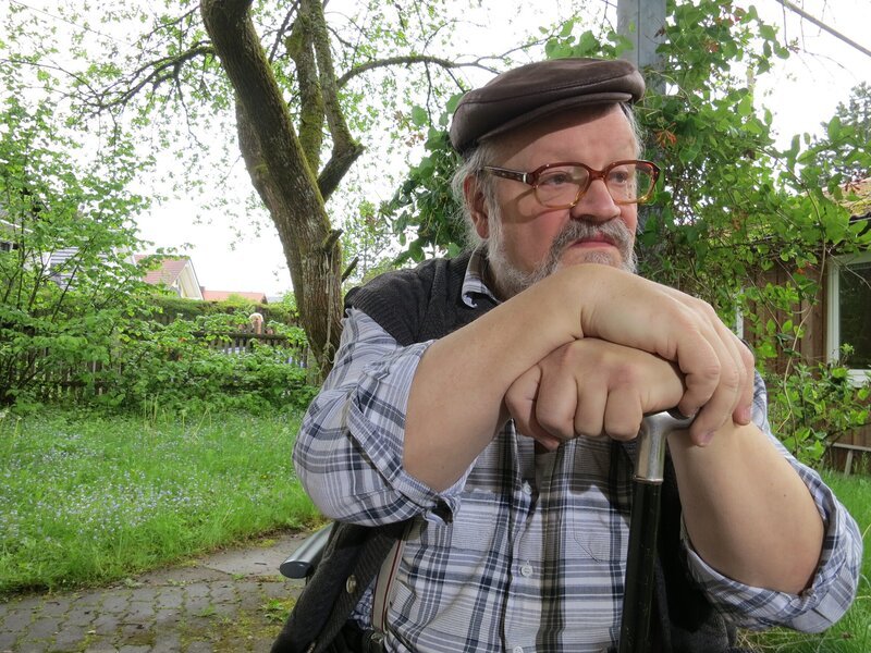Rentner Herbert ist ein alter Miesepeter, der immer nur schlecht gelaunt ist. – Bild: KiKA/​MingaMedia