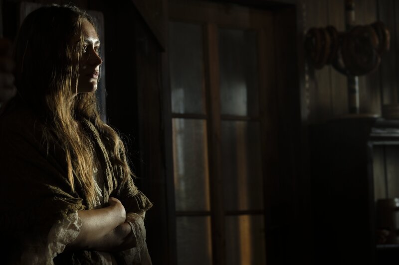 Clara Prank (Mercedes Müller) sucht Colina in der Lochner Wiesnbude auf, um sie um Arbeit zu bitten. – Bild: ARD Degeto/​BR/​MDR/​WDR/​Zeitsprung Pictures GmbH/​Dusan Martincek