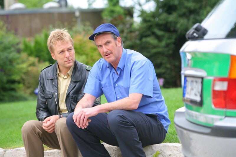 v.l.: Michael Mohr (Max Müller), Postbote Creutzburg (Kai Maertens). – Bild: ZDF/​Christian A. Rieger