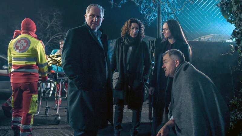 Von links nach rechts: Das Wiener Ermittler-Duo Moritz Eisner (Harald Krassnitzer) und Bibi Fellner (Adele Neuhauser) sowie Kommissarin Julia Soraperra (Gerti Drassl) sprechen mit dem Politiker Cornelius Obonya (Raoul Ladurner), in dessen Haus sich ein Blutbad abgespielt hat. – Bild: ARD Degeto/​ORF/​Hubert Mican
