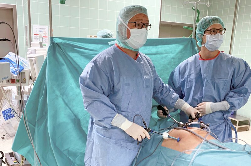 Dr. Alexander Buia (li.), Chefarzt für Allgemein-, Viszeral- und Thoraxchirurgie der Asklepios Klinik in Langen. Sein Spezialgebiet ist die minimalinvasive Chirurgie bei Darmerkrankungen. – Bild: HR/​Alexander Buia