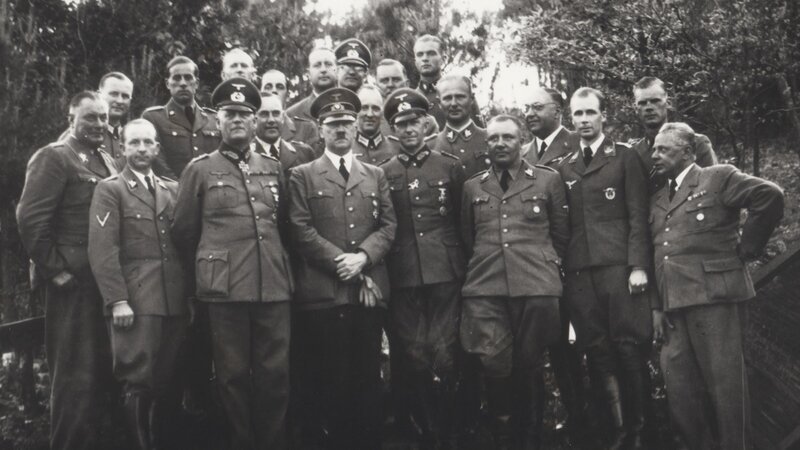 Adolf Hitler im Kreise hoher Offiziere und Generäle während des Westfeldzuges. – Bild: ZDF und Spiegel-TV