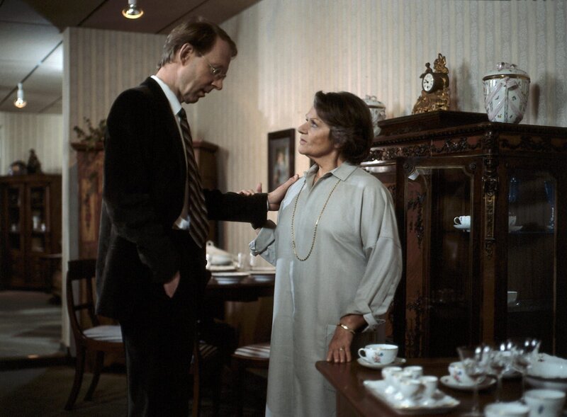 Siegfried Drombusch (Hans-Peter Korff, l.) beruhigt seine Mutter (Grete Wurm, r.). Sie macht sich Sorgen über den Gesundheitszustand ihres Sohnes. – Bild: ZDF und Gyula Trebitsch Prod. GmbH