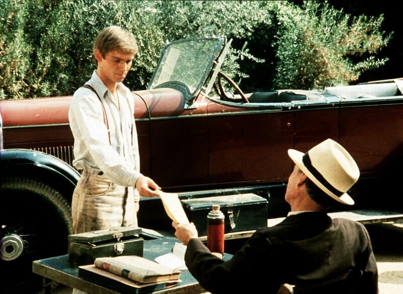 John-Boy (Richard Thomas, l.) nimmt für kurze Zeit die Stellung des Pachtkassierers ein, wobei ihm seine Gutmütigkeit zum Verhängnis wird … – Bild: Sat.1 Gold