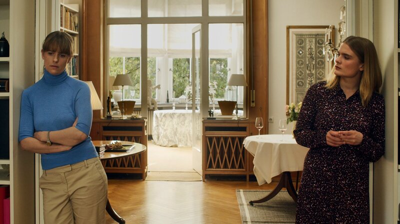 Im selben Boot: Bianca (Isabell Pollack, l.) und Inga (Anna Schimrigk, r.) – Bild: NDR/​Peter Drittenpreis/​Kundschafter Filmproduktion/​Schurkenstart Film