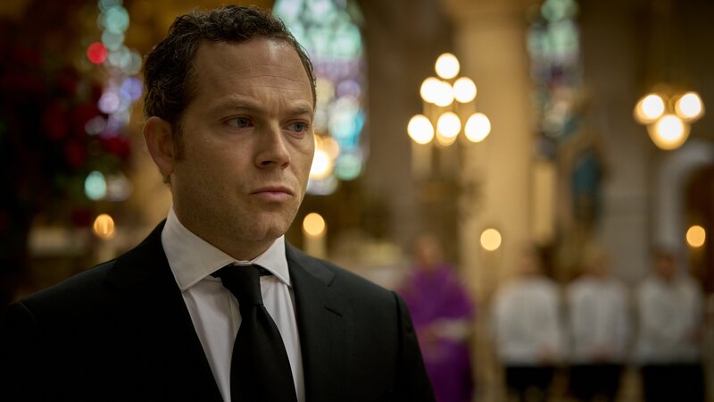 Für Dries (Teun Luijkx), der dem Vorstand von Rombauts Pharmaceuticals angehört, war der verstorbene Firmenpatriarch Ludo eine Vaterfigur. – Bild: ZDF und Mark de Blok