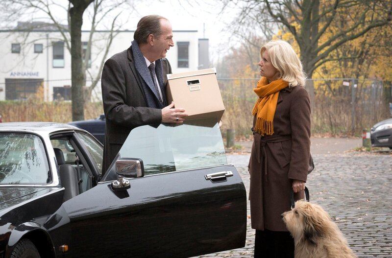 Isa (Sabine Postel, r.) hat Gellert (Herbert Knaup, l.) als Anwalt eingestellt: der fährt mit seinem neuen Sportwagen vor und bittet Isa um einen Vorschuss auf sein Gehalt. – Bild: SWR/​ARD/​Georges Pauly