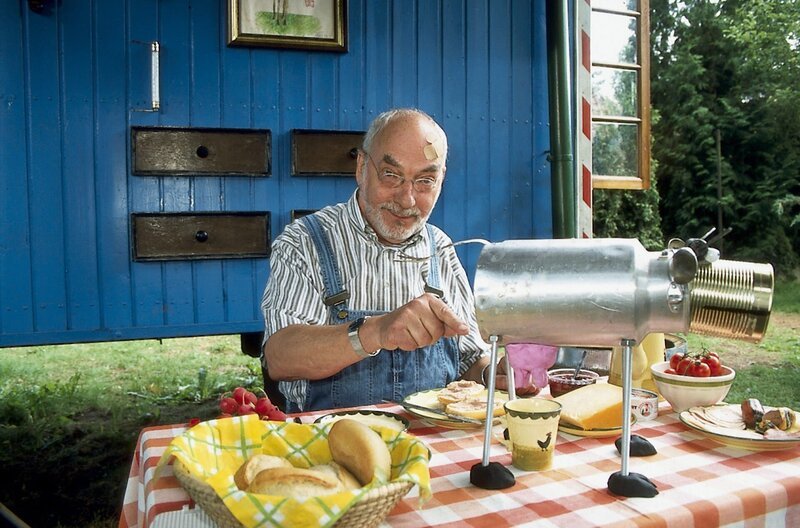 Weil es keine Minikuh zu kaufen gibt, hat Peter (Peter Lustig) sich eine gebaut. – Bild: ZDF/​Christiane Pausch