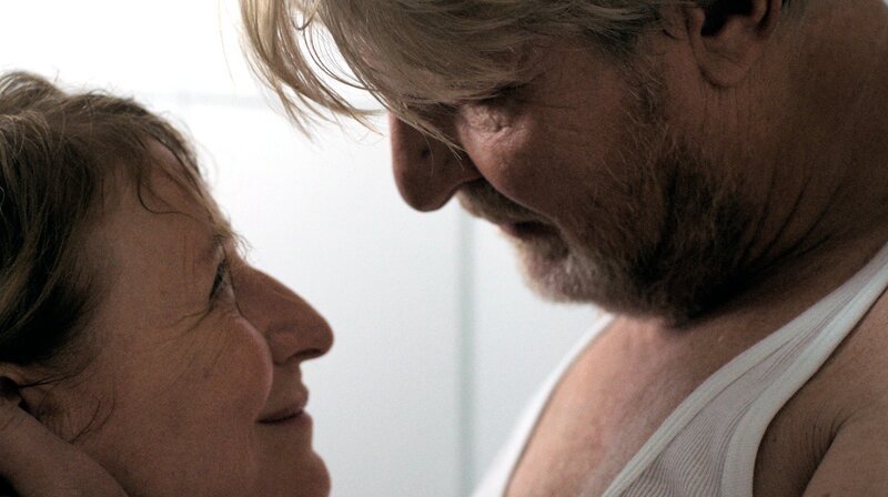 Juditha (Dagmar Manzel) und Erik (Rolf Lassgård). – Bild: NDR/​Nikolai von Graevenitz