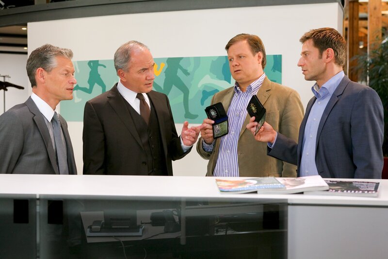 L-R: Sebastian Burger (Steffen Wink), Dr. Jentsch (Johannes Terne), Hartl (Michael A. Grimm) and Hansen (Igor Jeftic). – Bild: ZDF/​Christian A. Rieger