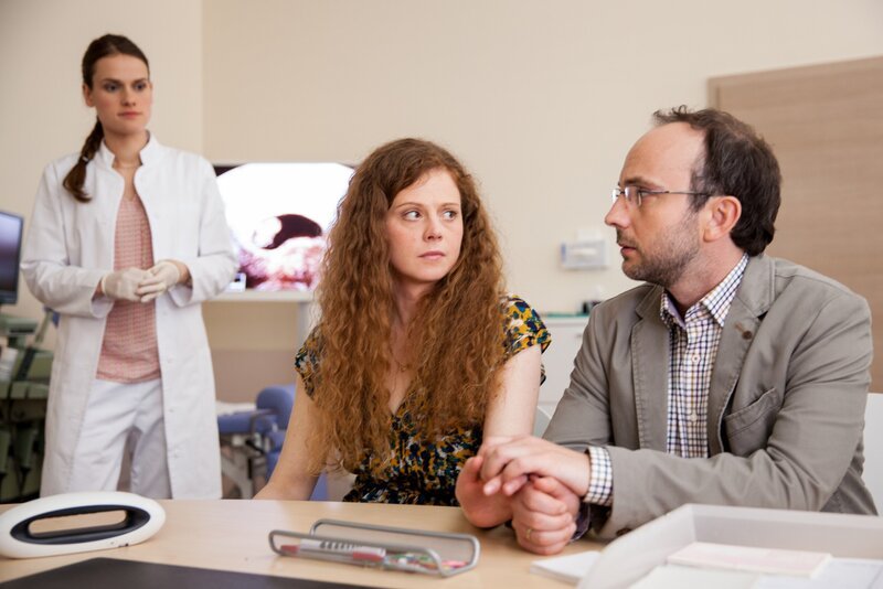 Lisas Patientin Maren und ihr Mann Tobias fallen aus allen Wolken, als sie die Nachricht erhalten, dass ihre beste Freundin Stefanie vorhat, sie auf die Adoption ihres noch ungeborenen Kindes zu verklagen. V.l.n.r. Lisa Kleist (Marie Seiser), Maren Schumann (Anja Antonowicz), Tobias Schumann (Michael Krabbe). – Bild: WDR/​ARD/​Kris Kraffert