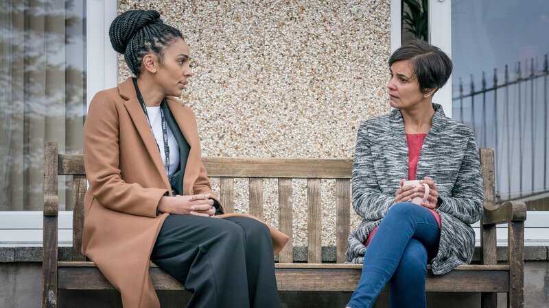 DS Jenn Townsend (Marsha Thomason, l.) klärt die Mutter des Opfers, Mariam Rahman (Rina Mahoney, r.) über den Fall auf. Obwohl es Mariam schwer fällt, den Tod ihres Sohnes zu verarbeiten, will sie, dass der Täter seiner gerechten Strafe zugeführt wird. – Bild: ZDF und Ben Blackall