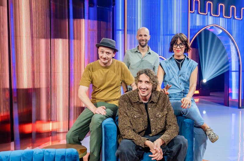 Vorne: Berni Wagner. Dahinter von links: Stefan Danziger, Pius Paschke und Eva Karl Faltermeier.Weiteres Bildmaterial finden Sie unter www.br-foto.de. – Bild: BR/​Redseven Entertainment GmbH/​Marco Nagel