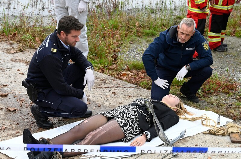 Jakob Frings (Max König, l.) und Paul Schott (Tim Wilde, r.) untersuchen die Leiche von Viktoria (Komparsin). – Bild: ARD/​Laurent Trümper