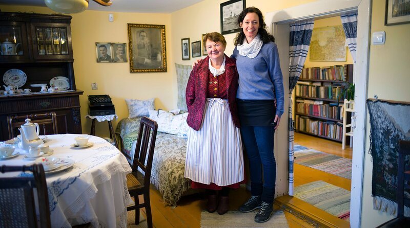 Julia zu Besuch bei Ostpreußin Christel Dickti. – Bild: MDR/​HR/​Christian Cyfus