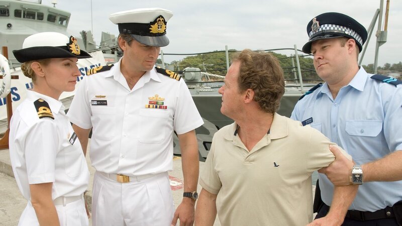 Ian Stenlake als Lieutenant Commander Mike Flynn (2.v.l.). – Bild: AXN Black
