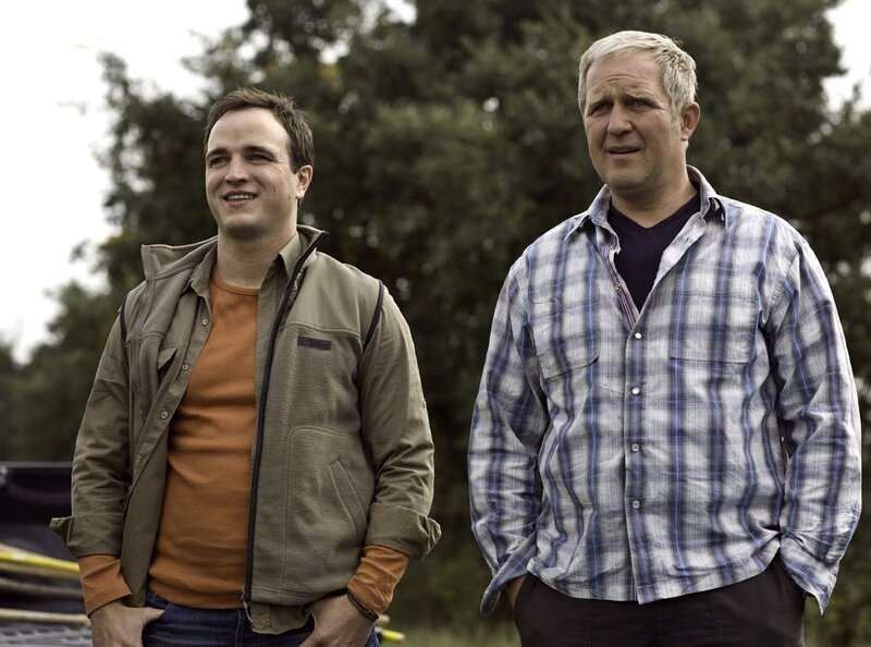 Trotz mancher Reibereien ein gutes Team: Thomas (Harald Krassnitzer, rechts) und sein Sohn Paul (Achim Schelhas). – Bild: BR/​ARD/​ORF/​Georg Bodenstein