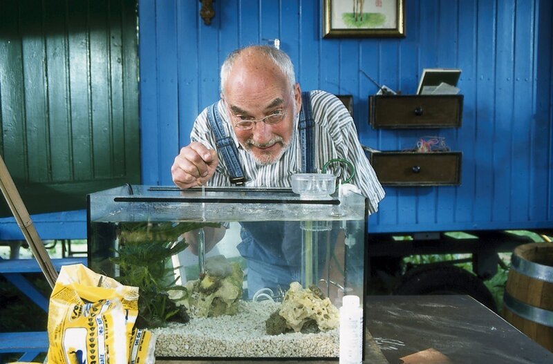 Im Aquarium versucht sich Peter Lustig (Peter Lustig) als Perlmuschelzüchter. – Bild: ZDF