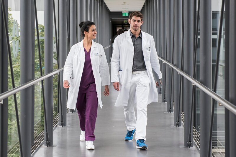 Leyla (Sanam Afrashteh, l.) erzählt Niklas (Roy Peter Link, r.) von einer Entdeckung. Sie hat gesehen wie der Freund einer Patientin offenbar hinter deren Rücken eine Familie hat. Sie ist geschockt, dass Niklas gelassen reagiert. – Bild: NDR/​ARD/​Jens Ulrich Koch