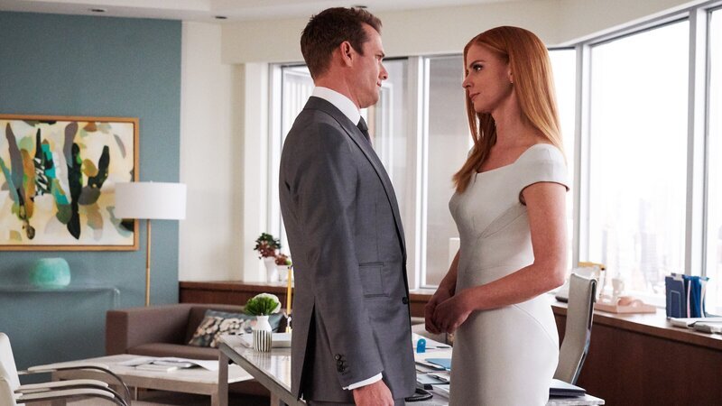 Harvey (Gabriel Macht) und Donna (Sarah Rafferty) arbeiten weiter an ihrer Beziehung. Aus ihrer jahrelangen von Freundschaft geprägten Zusammenarbeit ist Liebe geworden. Das spüren beide. – Bild: ZDFneo