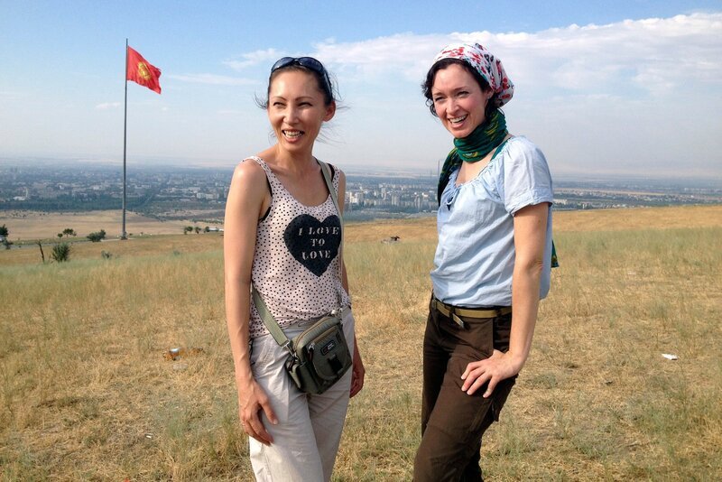 Guldana Dschunuschowa (l.), Julia Finkernagel (re.) – Bild: HR/​MDR/​Julia Finkernagel