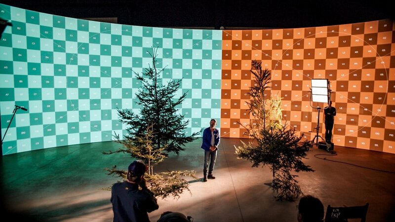 Gerhard Liebmann bei Dreharbeiten zu „Eklipse“ im HQ7 Virtual Production Studio. – Bild: ORF/​AÖF