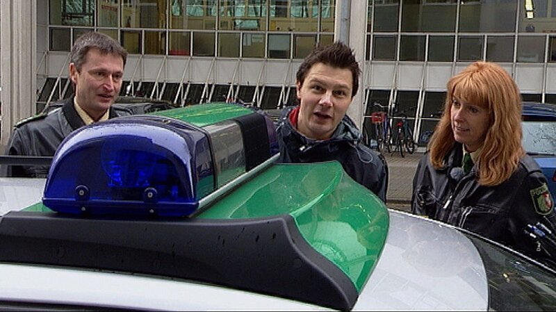 André ist zu Besuch bei der Polizei und darf sogar in einem echten Polizeiauto mitfahren. – Bild: WDR