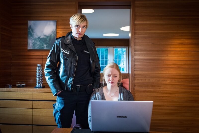 Melanie (Sanna Englund, l.) zeigt Jennifer (Lilli Fichtner, r.) das Video von Dr. Becker und hofft, sie damit überzeugen zu können, dass Dr. Becker ein Betrüger ist. – Bild: ZDF/​Boris Laewen