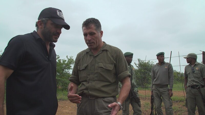 Sebastian Perez Pezzani im Gespräch mit dem Leiter der Spezialeinheit, die gegen die Wilderei in Mosambik kämpft. – Bild: ZDF und Capa /​ 13ième Rue