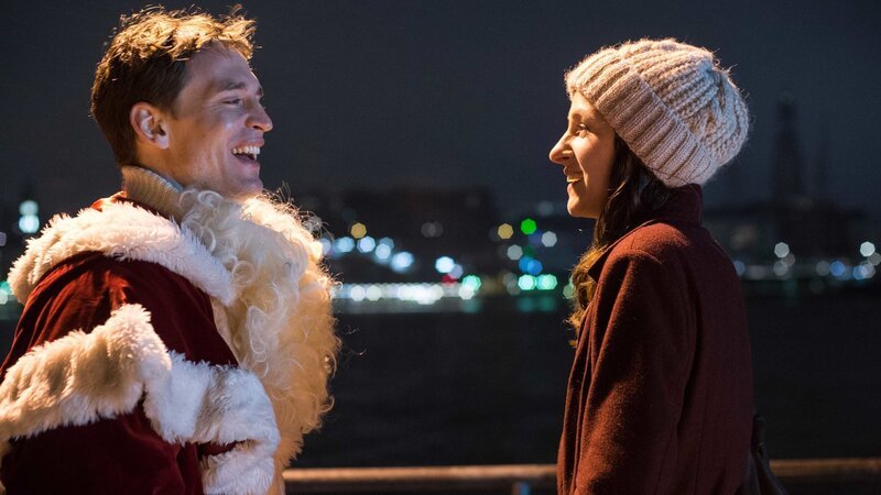 Nach ihrer Geburtstagsfeier genießt Jule (Natalia Belitski, r.) den Ausblick auf den nächtlichen Lichterglanz über Hamburg. Dabei trifft sie überraschend noch einmal auf Max (August Wittgenstein, l.). – Bild: ZDF und Sandra Hoever