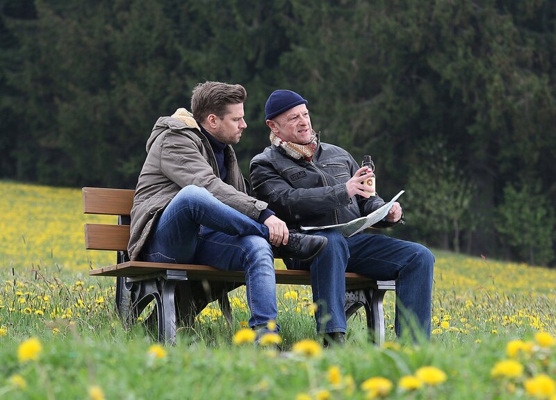 Ein Männergespräch unter Freunden: Andreas (Ralph Gassmann, li.) und Toni (Roland Frey). – Bild: SWR/​Johannes Krieg
