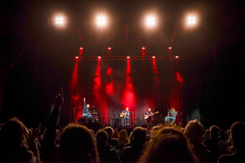 v.li.: Wolfgang Ambros und seine Band bei einem ausverkauften Auftritt im Theater im Park. – Bild: ORF/Neulandfilm/Daniel Simair v.li.: Wolfgang Ambros und seine Band bei einem ausverkauften Auftritt im Theater im Park. – Bild: ORF/Neulandfilm/Daniel Simair