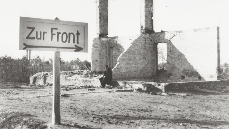 Momentaufnahme in einer polnischen Stadt nach dem Überfall der Wehrmacht auf das Land im Spätsommer 1939. – Bild: ZDF und Spiegel-TV