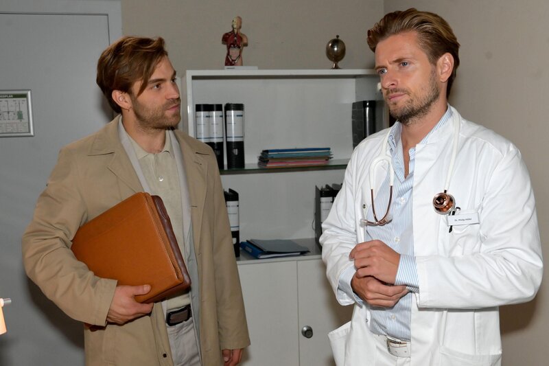 Julian (Onno Buß, l.) kämpft bei Philip (Jörn Schlönvoigt) leidenschaftlich um sein Forschungsprojekt. – Bild: RTL /​ Rolf Baumgartner