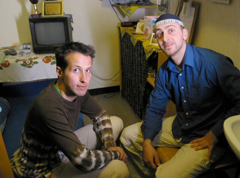 Willi Weitzel interessiert sich für das Leben hinter den Gefängnismauern und besucht einen Häftling in der Zelle. – Bild: BR/​Megaherz