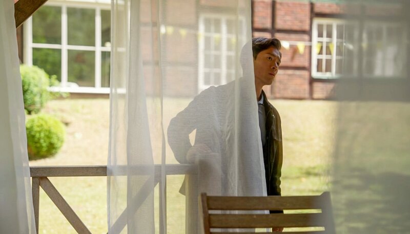 Noah (Jan Liem, M.) will die Trennung von Toni (Sarah Buchholzer) nicht akzeptieren und versucht, die Hochzeit mit einer Aussprache zu crashen. – Bild: NDR