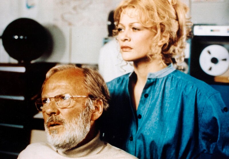 Prof. Evans (Derek Farr) und Brisba (Judy Geeson) entdecken auf dem Weg nach Medora einen alten Feind des Planeten. – Bild: HR