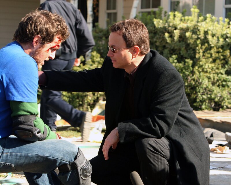 Ein einfaches Streethockey-Spiel endete in einer Katastrophe. Detective Mac Taylor (Gary Sinise, r.) befragt seinen Kollegen Adam Ross (A. J. Buckley). – Bild: Der Anschlag