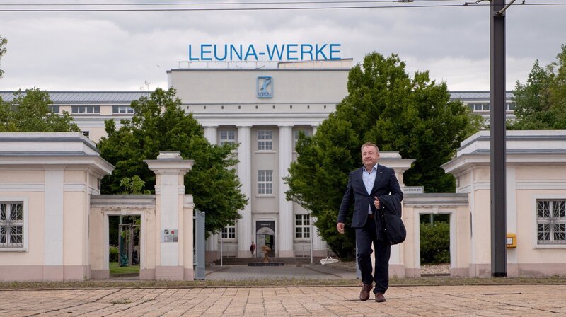 Michael Bedla vor den Leuna-Werken – Bild: MDR/Paul Legras Michael Bedla vor den Leuna-Werken – Bild: MDR/Paul Legras