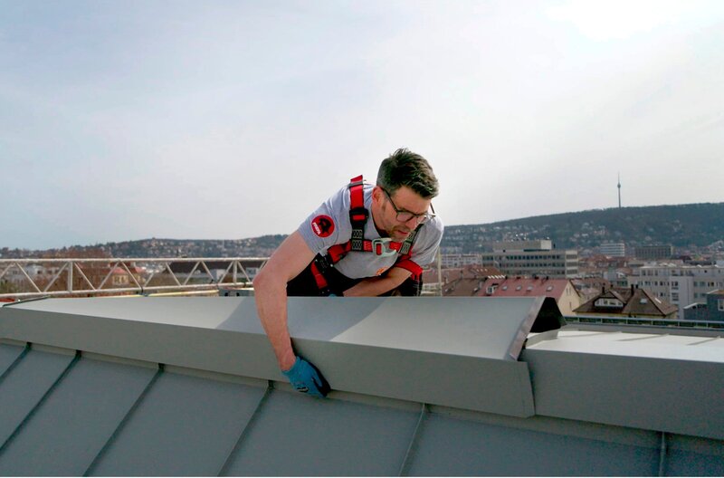 Traditionelles Handwerk: Flaschnermeister Sascha Betzler verkleidet den First eines Blechdachs. – Bild: SWR/​Eikon Media/​Steffen Bohnert
