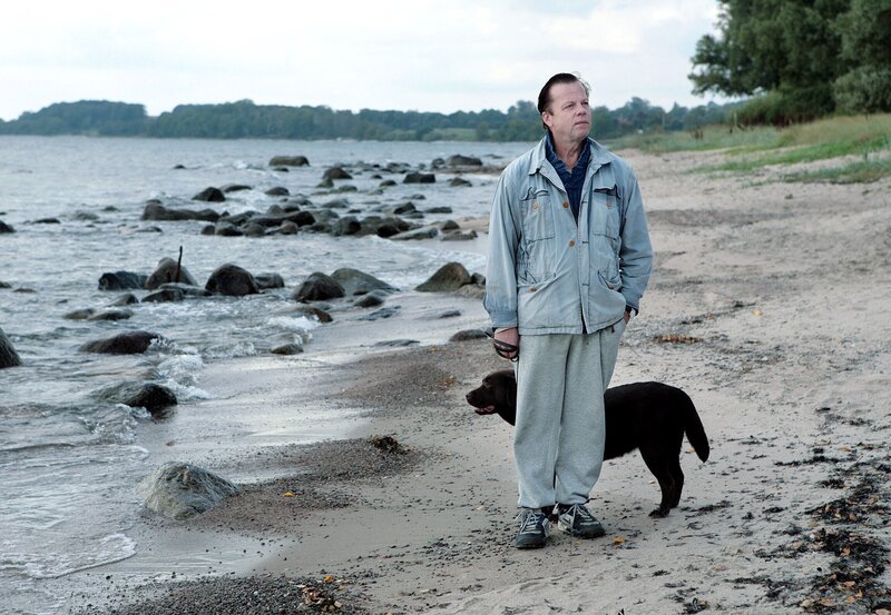 Kommissar Wallander (Krister Henriksson) geht mit seinem Hund spazieren. – Bild: ARD Degeto /​ Yellow Bird /​ Nille Leander