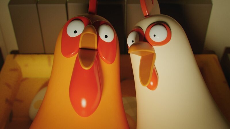 Karlas Vater (links) hat verschlafen! Als Hahn der Stadt ist er sonst der Wecker für alle. Selbst Karlas Mutter (rechts) ist fassungslos. – Bild: ZDF/​DR, Sparre Production, GODO Films