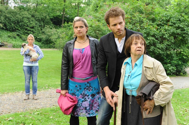 Mia (Josephine Schmidt, 2.v.l.) und Enrique (Jacob Weigert, 2.v.r.) finden die aufgelöste Erna (Us Conradi, r.) und befürchten das Schlimmste. – Bild: SAT.1 /​ Claudius Pflug