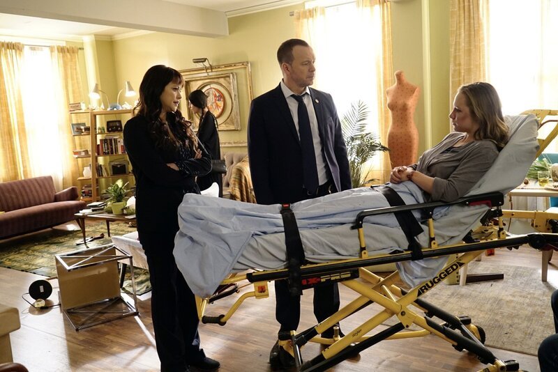 Baez (Marisa Ramirez, l.) und Danny (Donnie Wahlberg, M.) sind festentschlossen im Fall der traumatisierten Geisel (Danielle Savre, r.), endlich für Gerechtigkeit zu sorgen. Doch zu welchem Preis? – Bild: PLURIMEDIA (CBS Broadcasting Inc.)